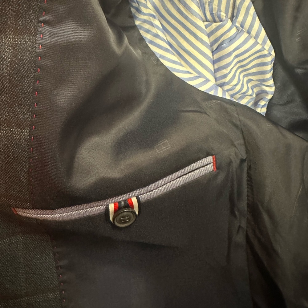 NWT Tommy Hilfiger TREVOR The Flex suit jacket
Size 38S
B321 - Picture 8 of 9